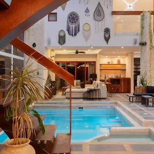 Tikal Villa